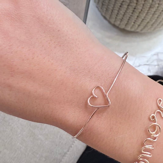 Bracciale Sottovoce indossato al polso — Trame gioielli