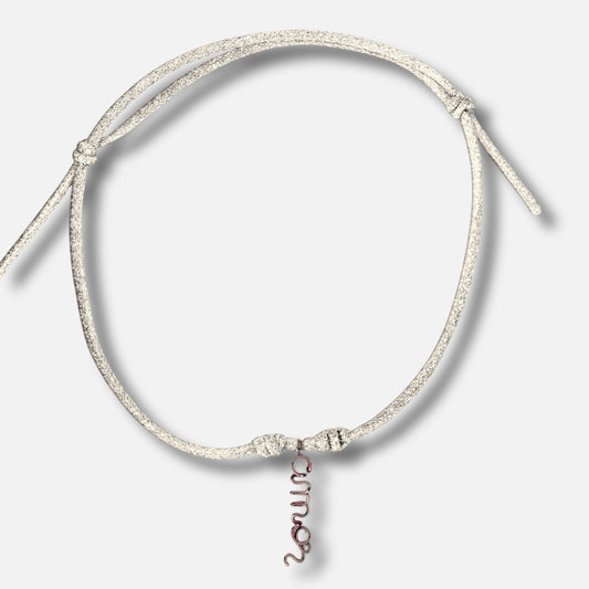 Collana Grassetto, ciondolo con una parola in corsivo nel colore oro rosa su cordino argento — Trame gioielli