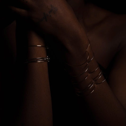 Bracciali Manifesto indossati al braccio — Trame gioielli