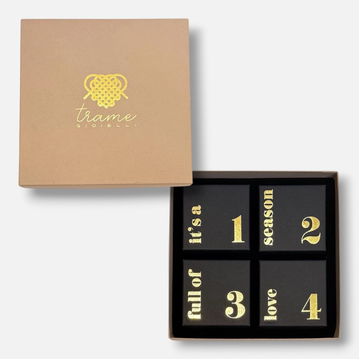 Calendario dell'Avvento Un filo alla volta di Trame gioielli: scatola beige con il logo e, accanto, le quattro scatoline nere numerate da 1 a 4