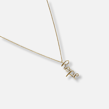 Collana Postilla, ciondolo con una parola in corsivo in laminato oro 12K su catenina sottile — Trame gioielli