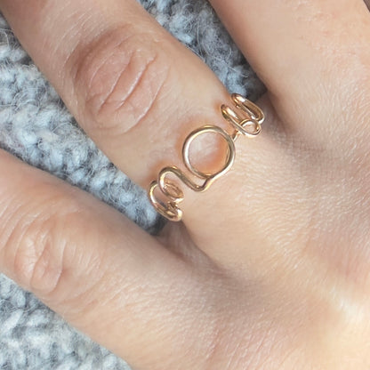 Anello MOM/WOW in oro giallo indossato scritta MOM - Trame Gioielli
