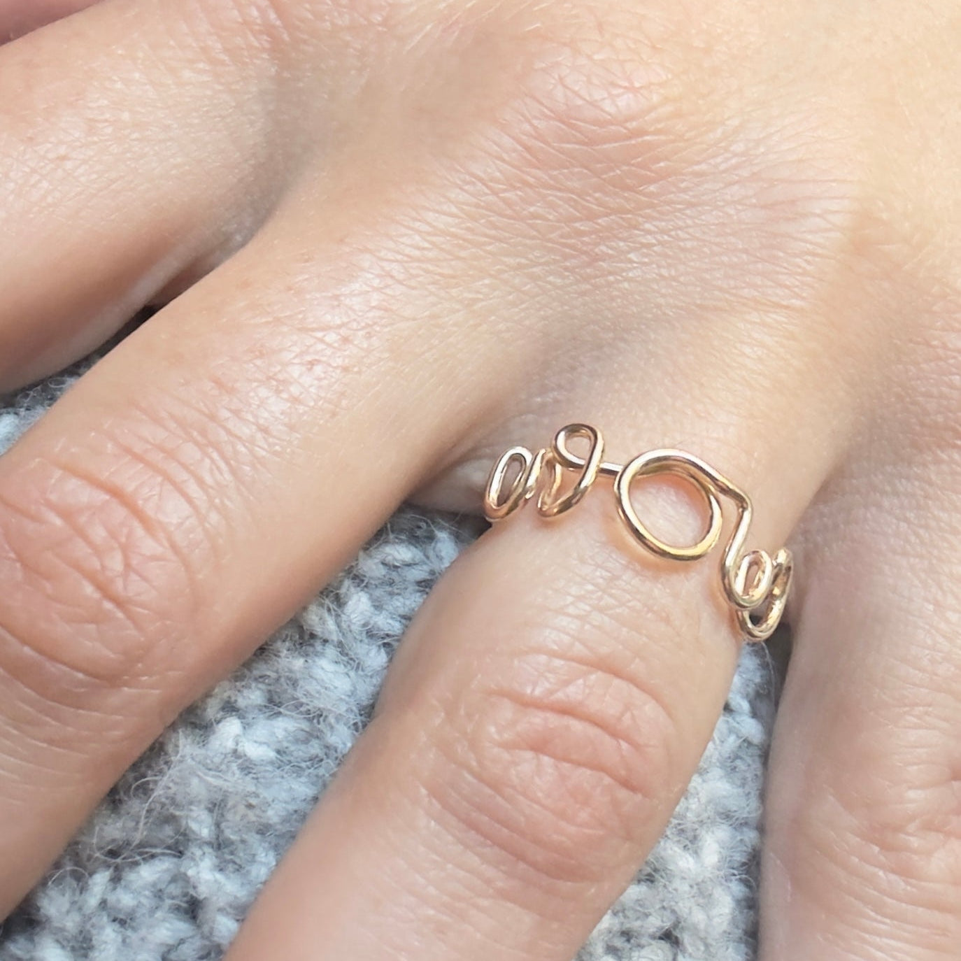 Anello MOM/WOW in oro giallo indossato scritta WOW - Trame Gioielli
