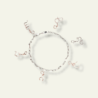 Il Segno Iniziale agganciato a un bracciale — Trame gioielli
