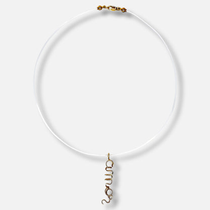 Collana Apostrofo, ciondolo in laminato oro 12K su filo trasparente — Trame gioielli