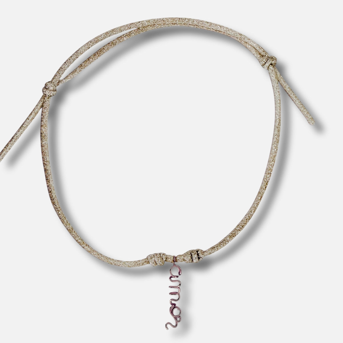 Collana Grassetto, ciondolo con una parola in corsivo nel colore oro rosa su cordino oro — Trame gioielli