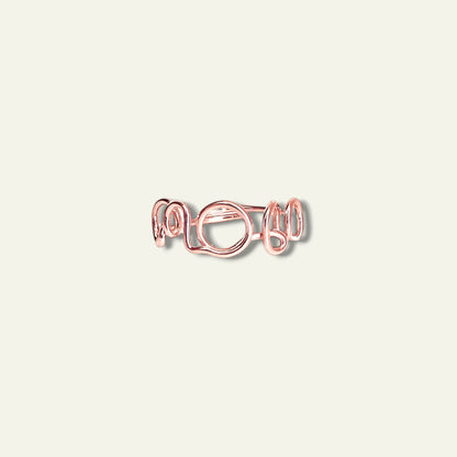 Anello MOM/WOW in oro rosa scritta MOM - Trame Gioielli
