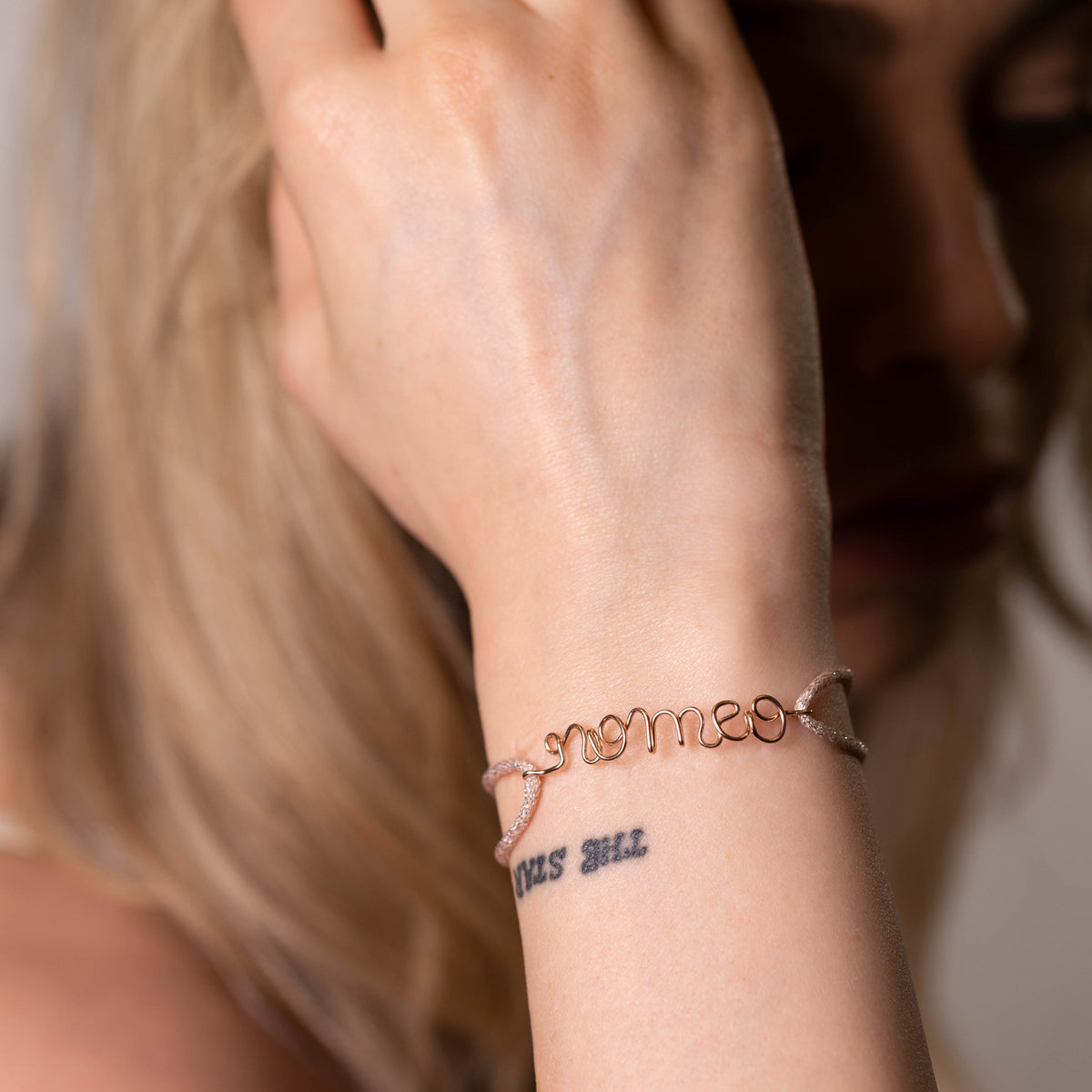Bracciale Ricamo indossato al polso — Trame gioielli