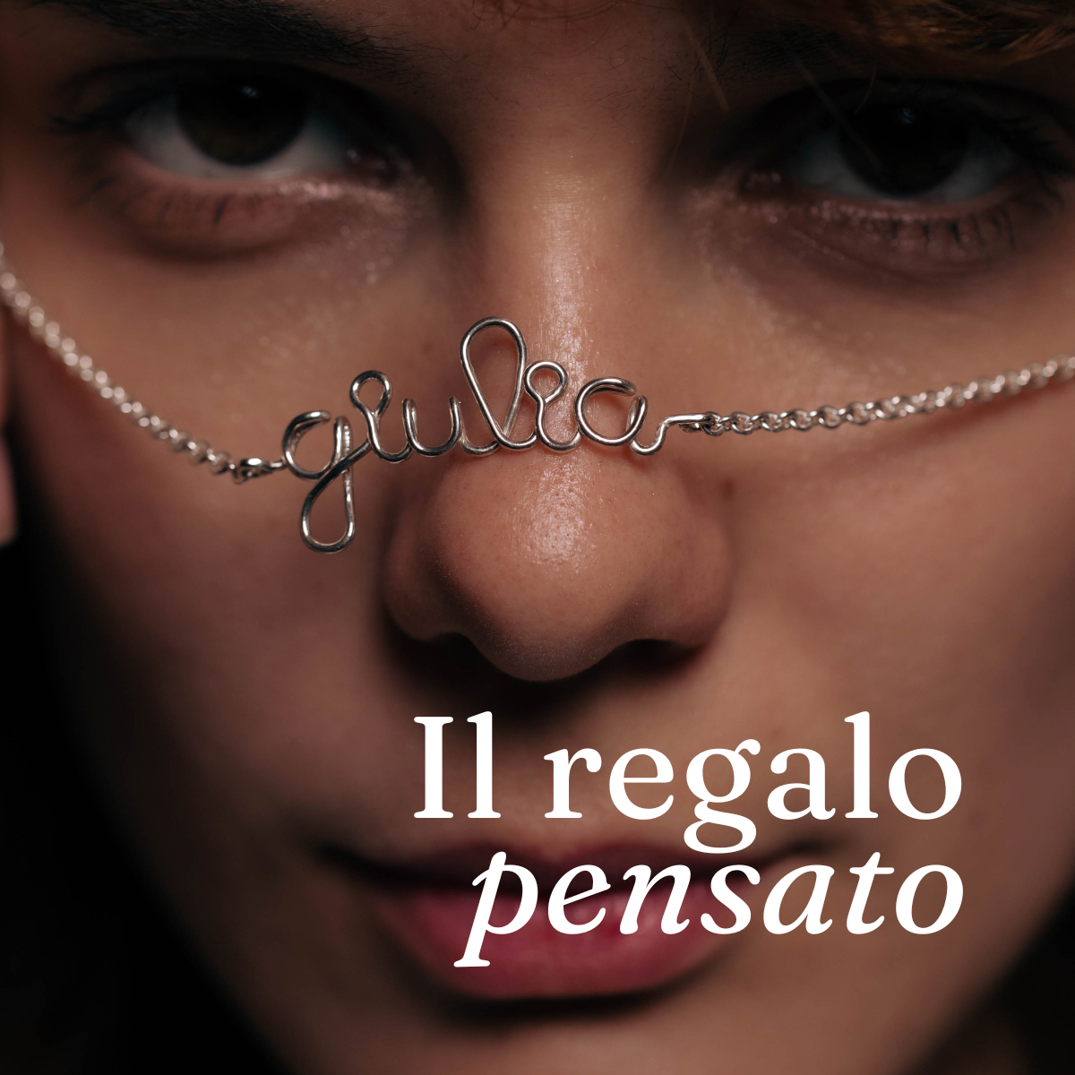 Collana con un nome scritto in filo, tenuta davanti al viso — Trame gioielli