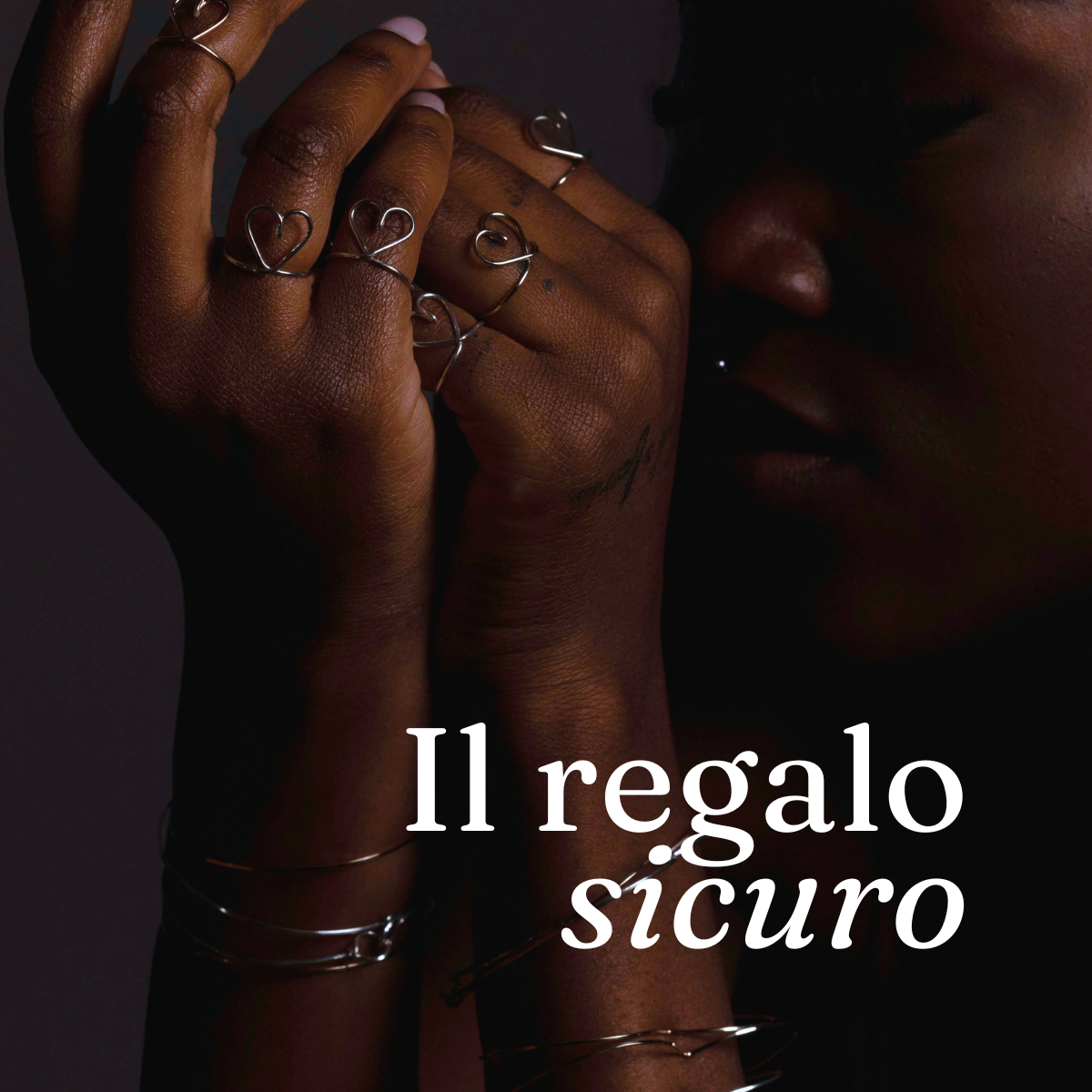 Anelli con il cuore in filo e bracciali sottili, indossati — Trame gioielli