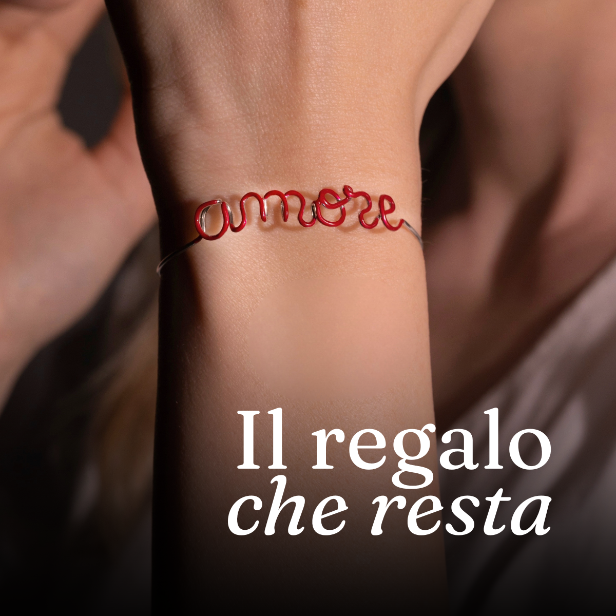 Bracciale con la parola amore in filo smaltato rosso, al polso — Trame gioielli